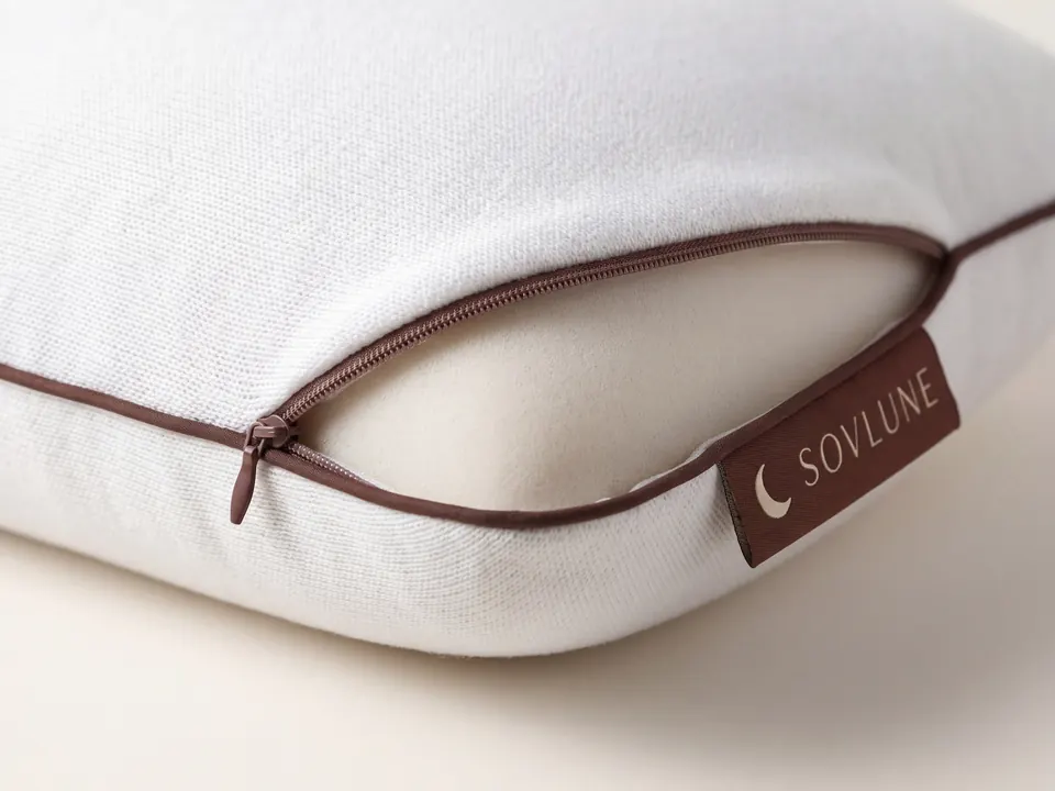 Close-up of the Neck Support Memory Foam Pillows fabric and Sovlune label